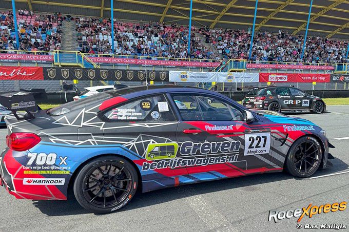 Autocoureur Max Tubben toont opnieuw zijn talent en pakt zege in Supercar Challenge in Assen